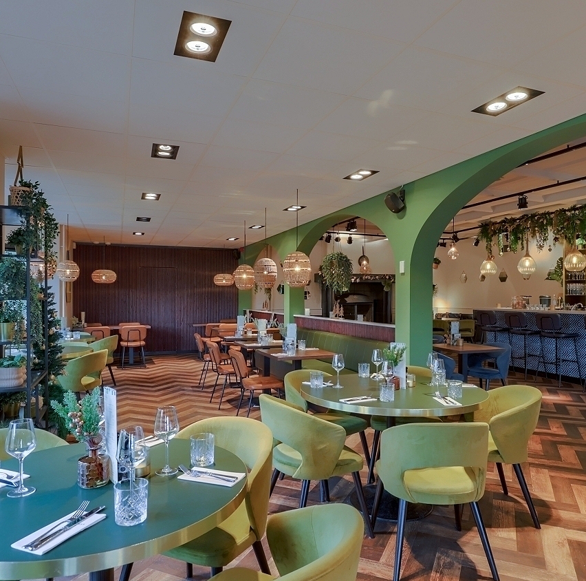 Restaurant aan hei met groot terras