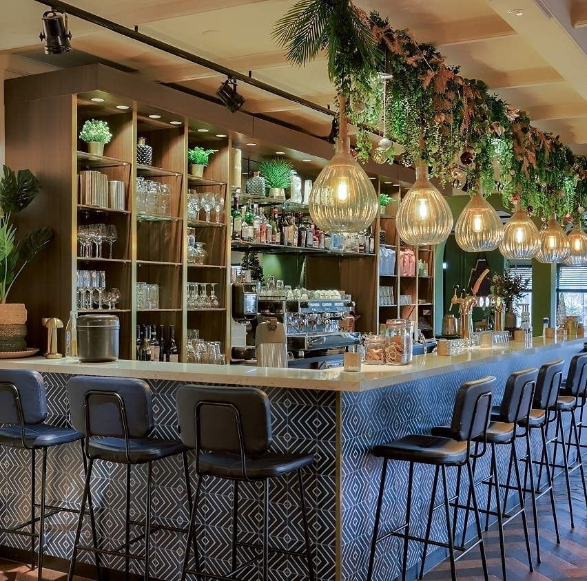 Restaurant aan hei met groot terras