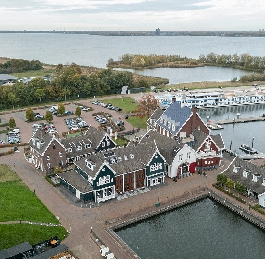 Ruim Restaurant aan havenkom