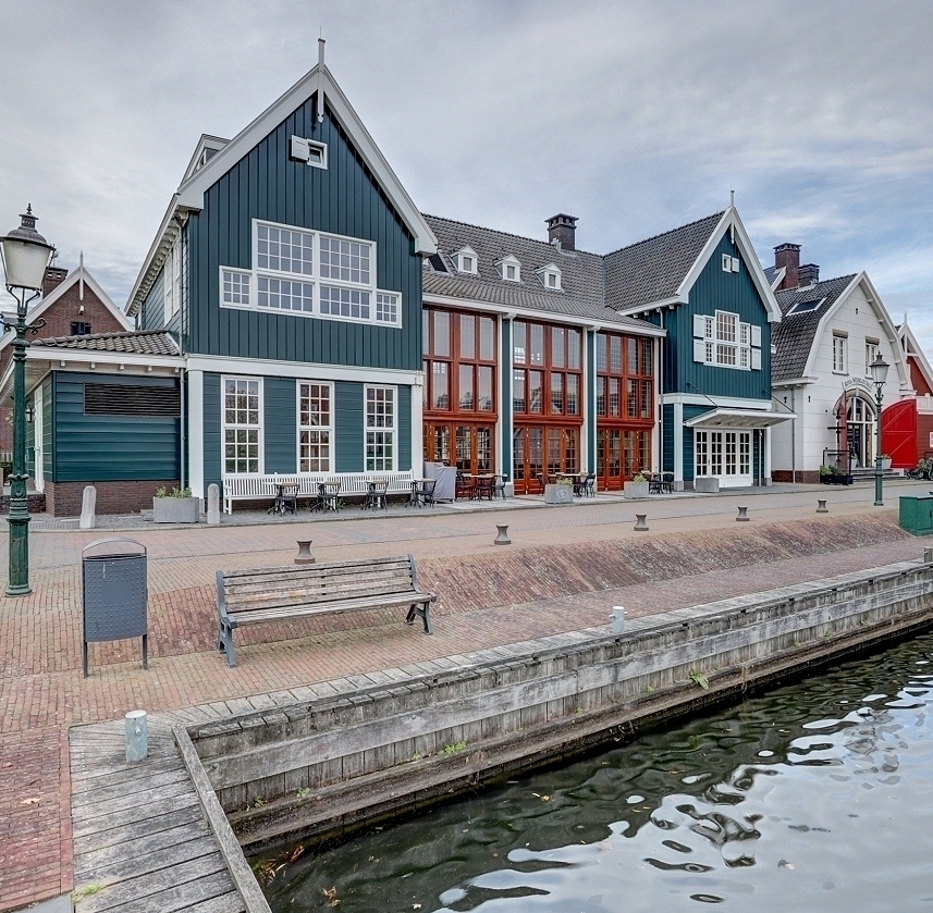 Ruim Restaurant aan havenkom